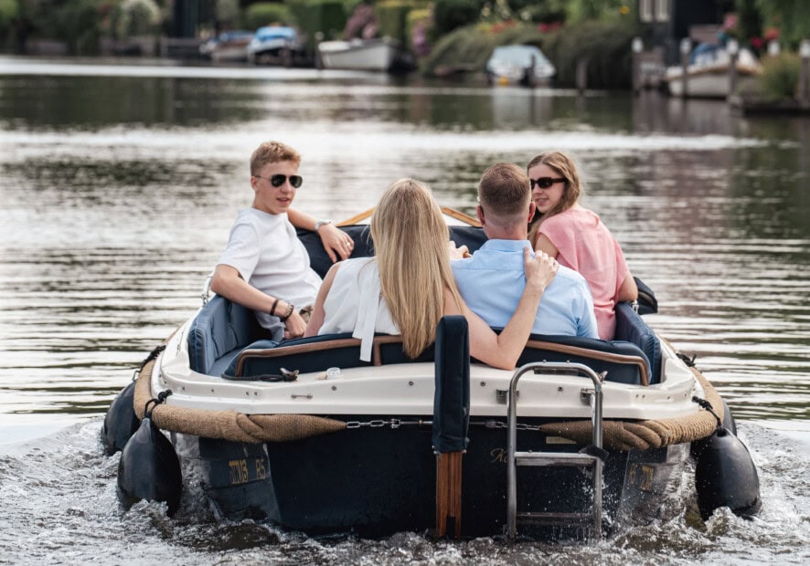 Sloep varen mensen