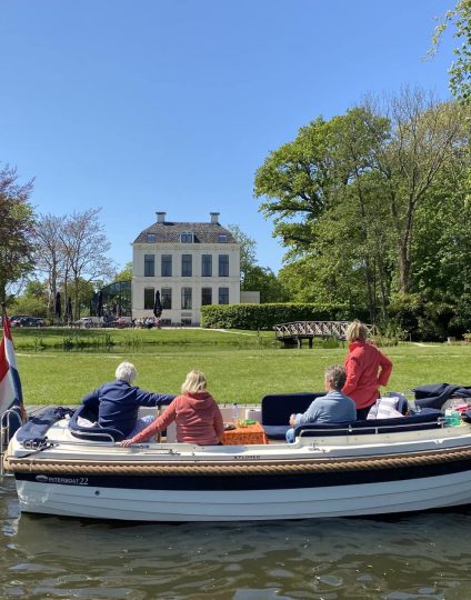 Terras met boot ervoor